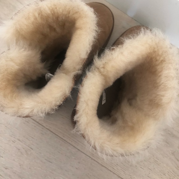 UGG Bailey Button II in Chestnut - Picture 6 of 8